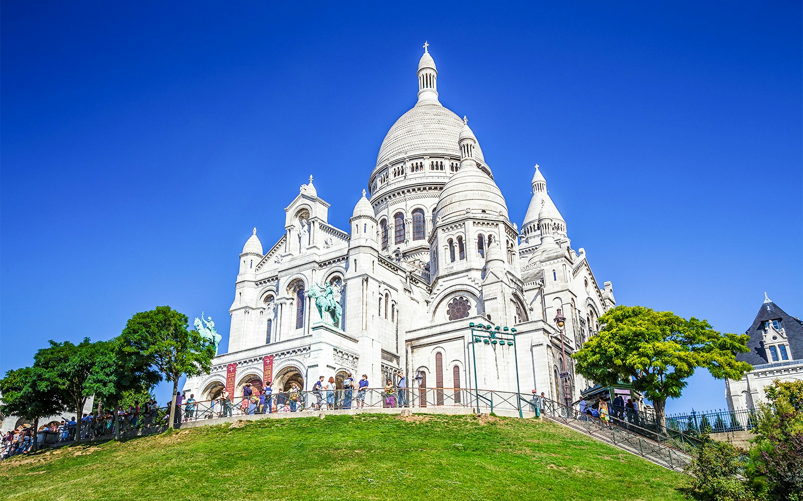 Montmartre street view with Sacré Coeur Basilica in the background, Paris.