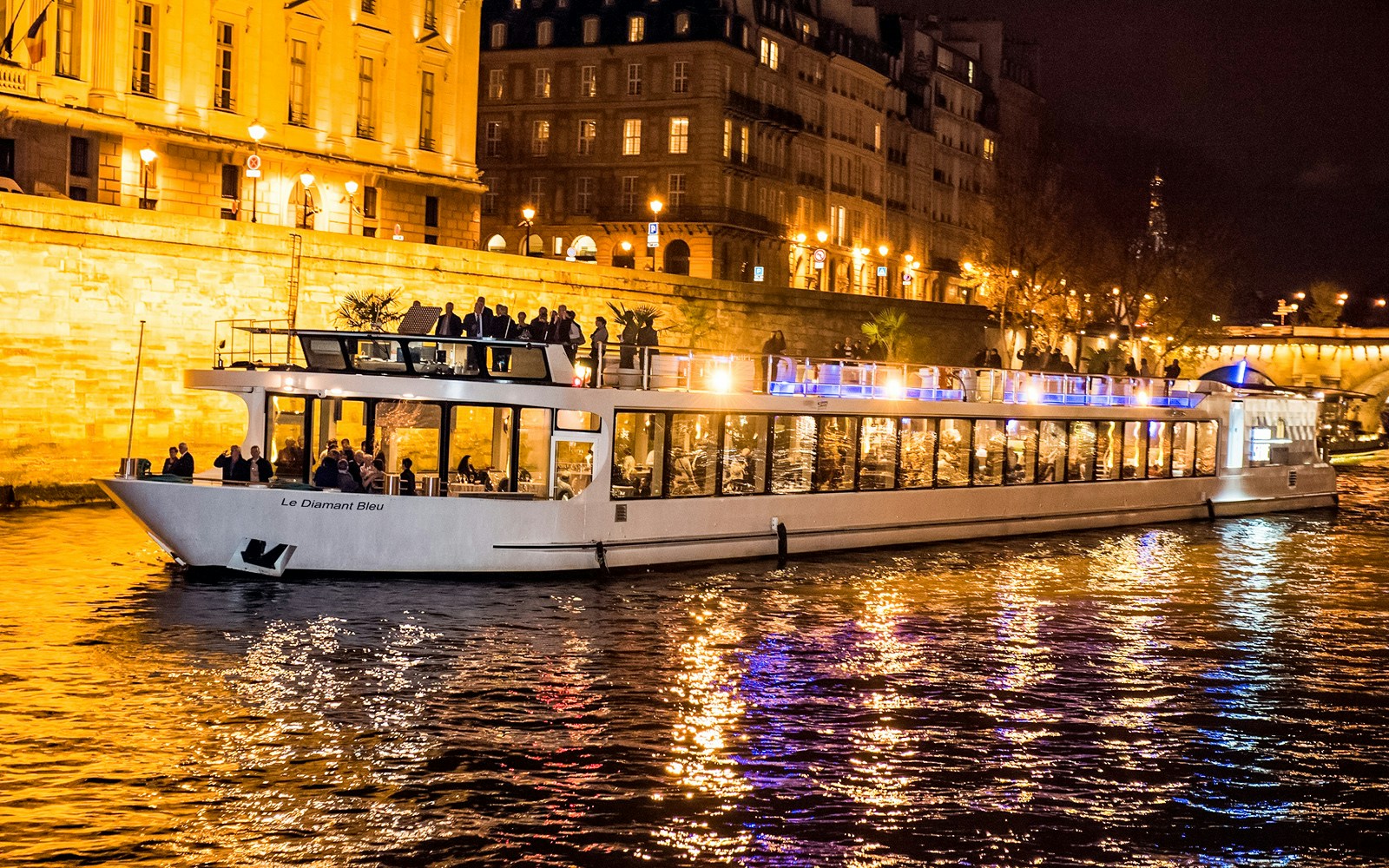 On-board lunch, dinner & entertainment