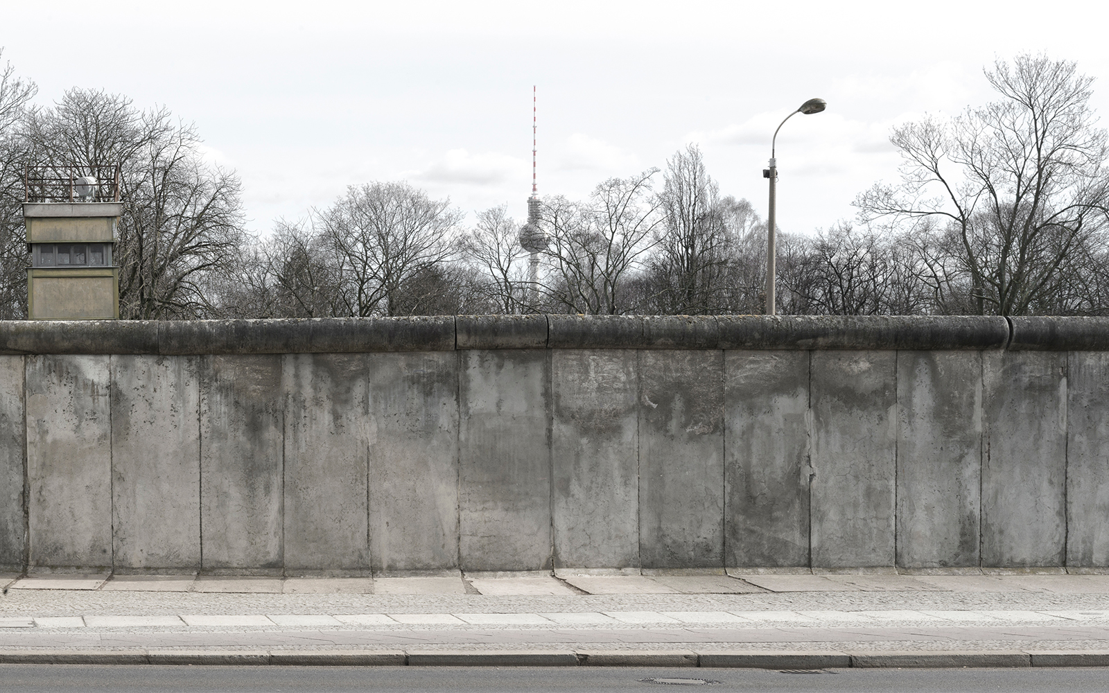 Berliner Mauer und ehemaliger Wachturm im Winter