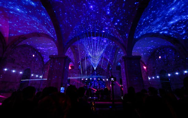 Laser light show in a vaulted room at Misterioso Egito, Lisbon.