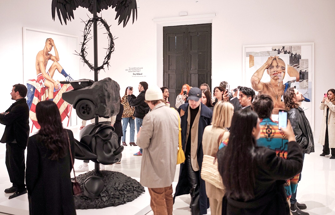 Visitantes explorando o Museu Moco em Barcelona