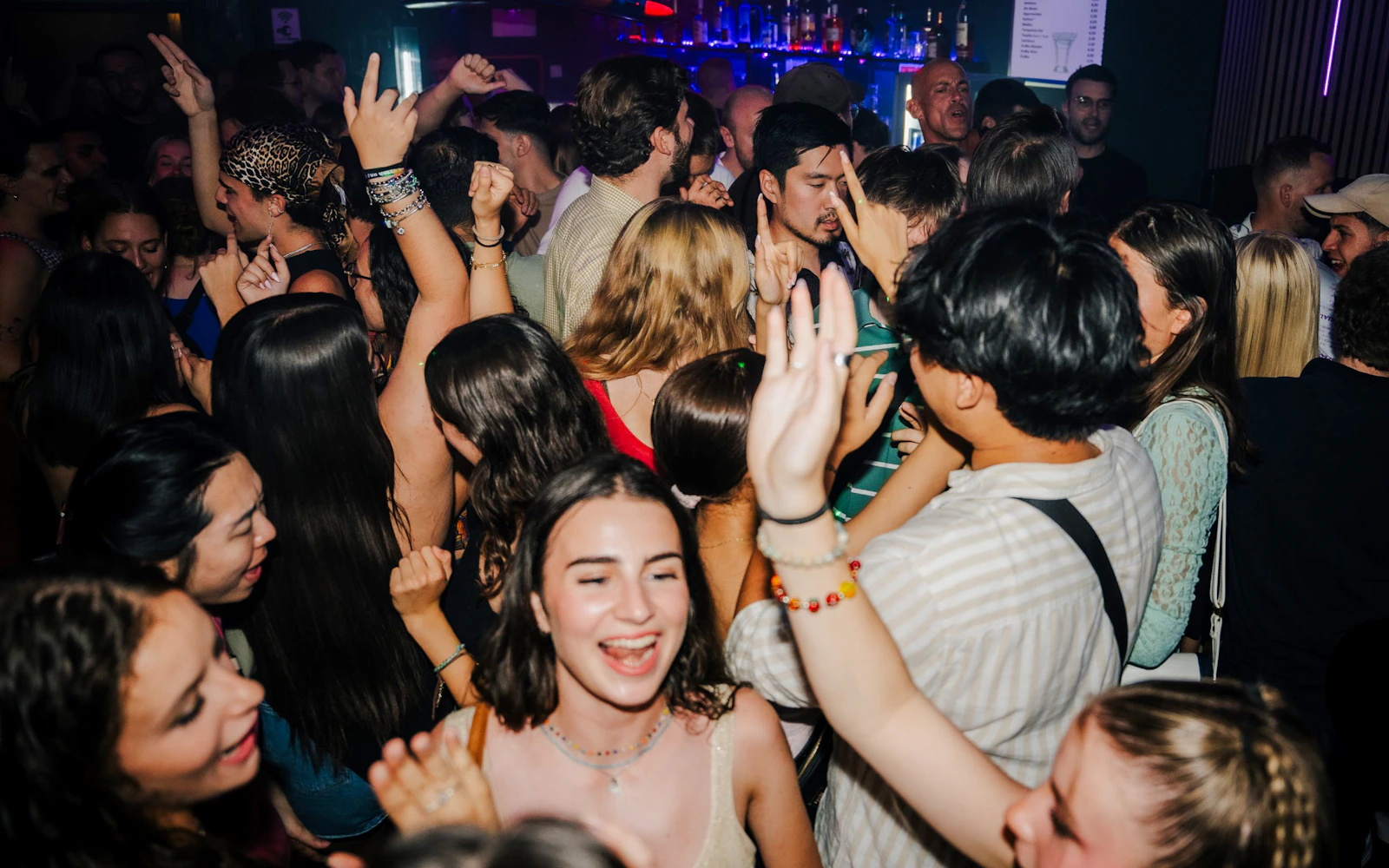 Frankfurt Nightlife Tour: 4 Venues, Shots & Club Entry