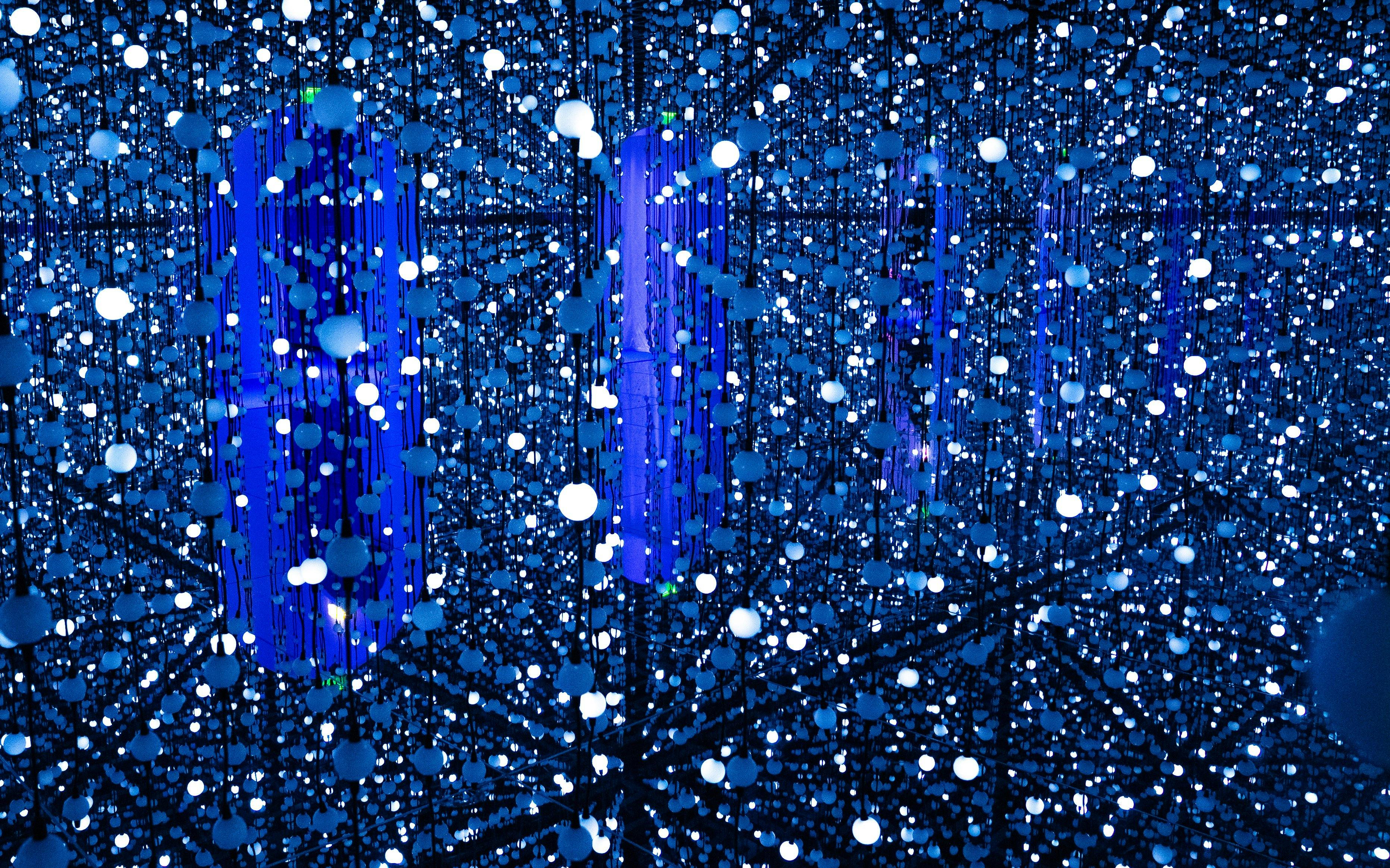 Interactive light installation at Bubble Planet, Cologne.