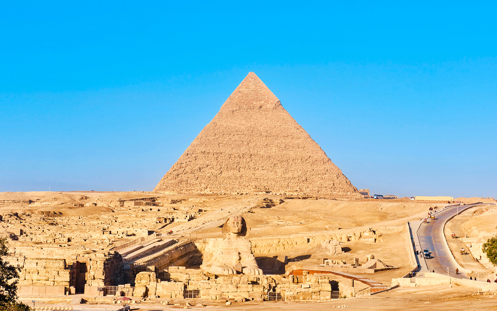 Pyramid of Khafre with the Great Sphinx in Giza, Egypt.