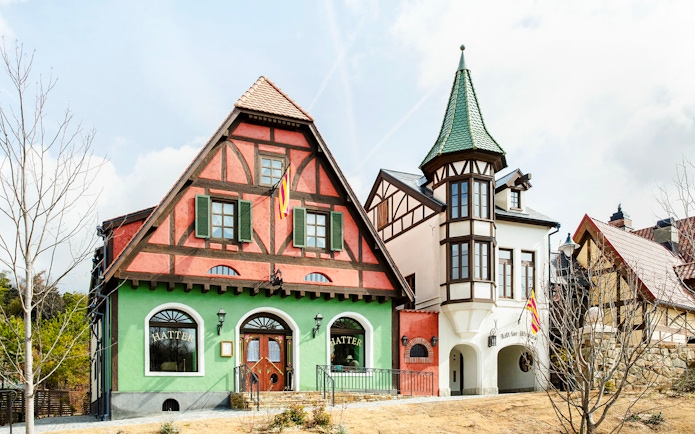 Hatter's Millinery building with colorful facade and tower, ©Studio Ghibli.