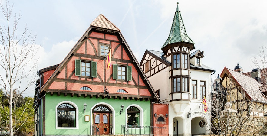 Hatter's Millinery building with colorful facade and tower, ©Studio Ghibli.