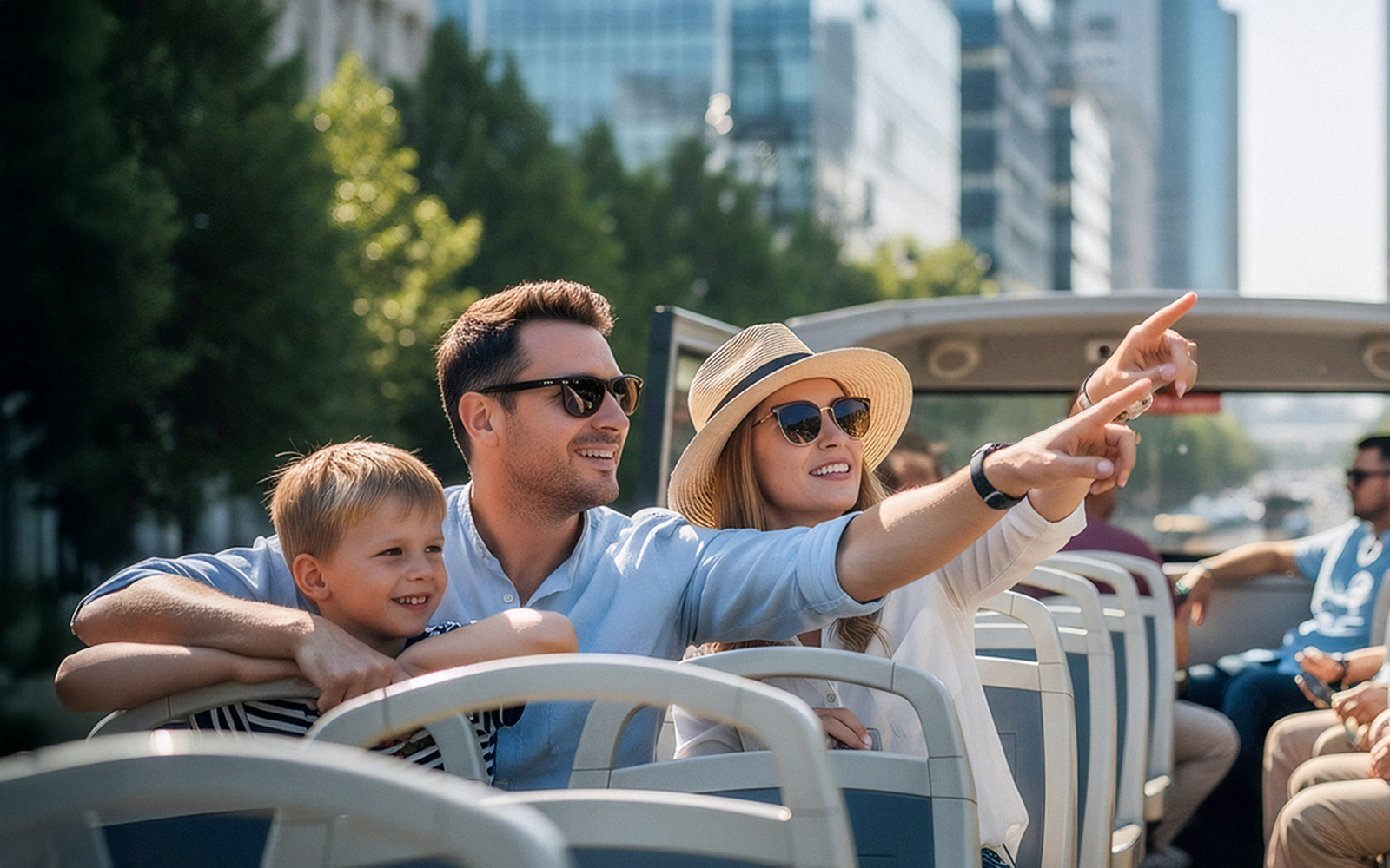 Touristen genießen die Aussicht auf die Stadt bei einer Hop-on Hop-off Bustour.