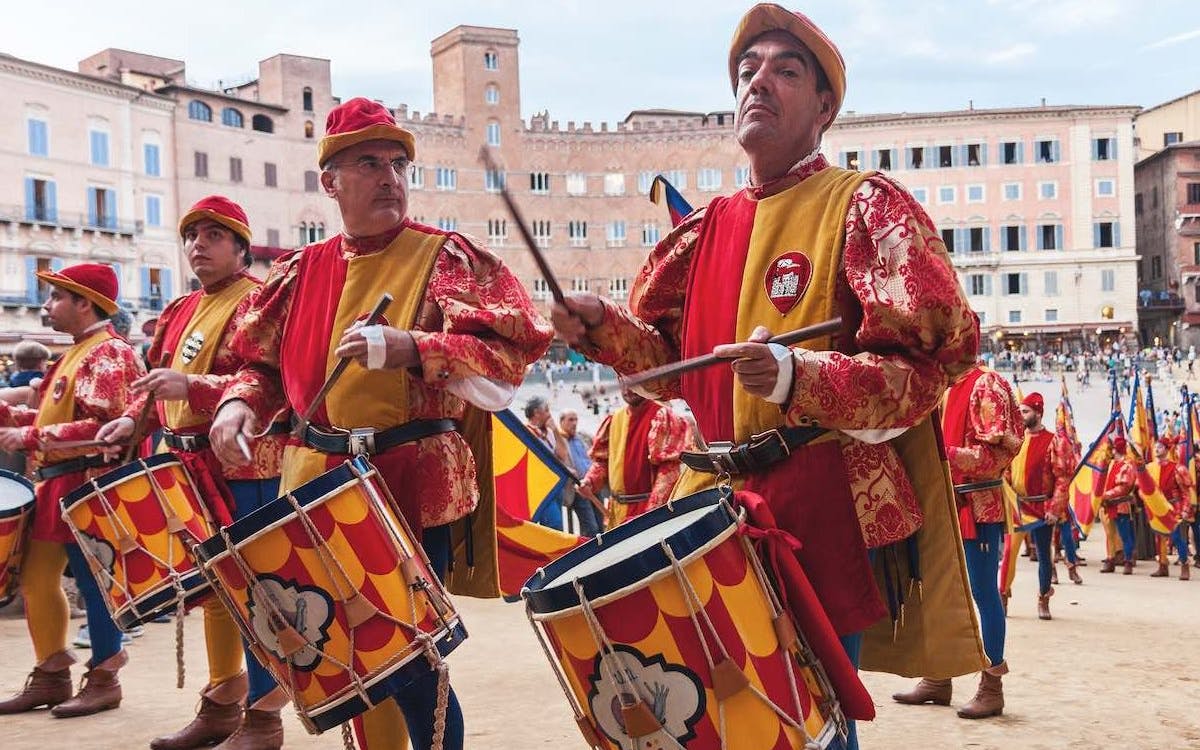 пешеходная экскурсия по сиене: традиции палио и вход в музей контрада-3