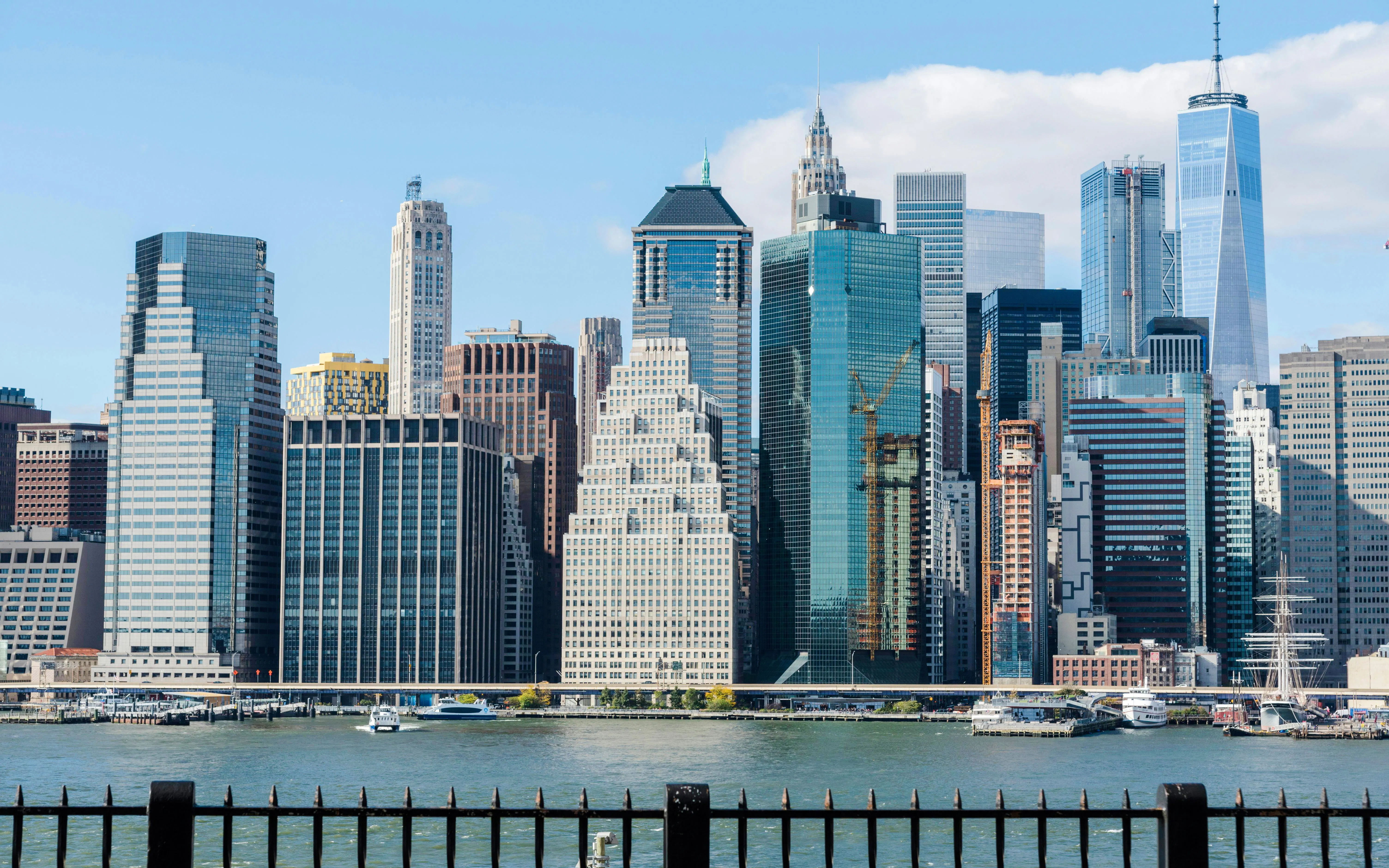 New York City skyline viewed from Brooklyn Heights Promenade with skyscrapers and waterfront.
