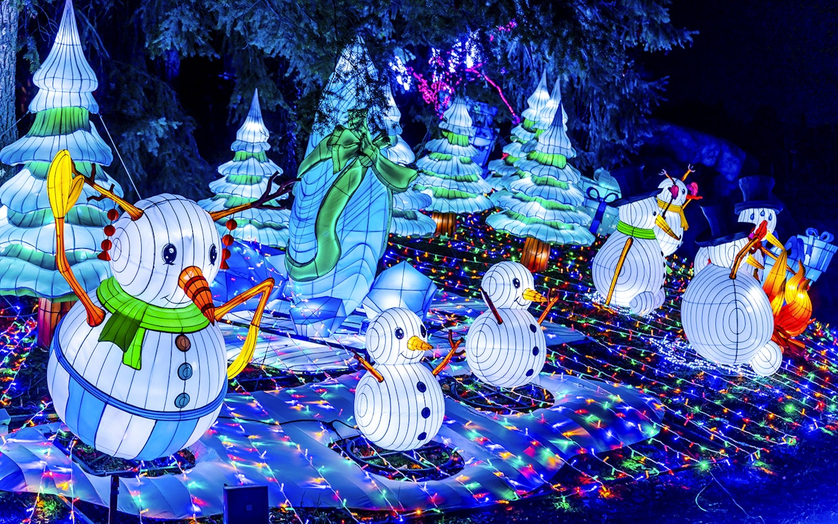 Snowman lanterns and festive lights at Parc Asterix during Christmas celebrations.