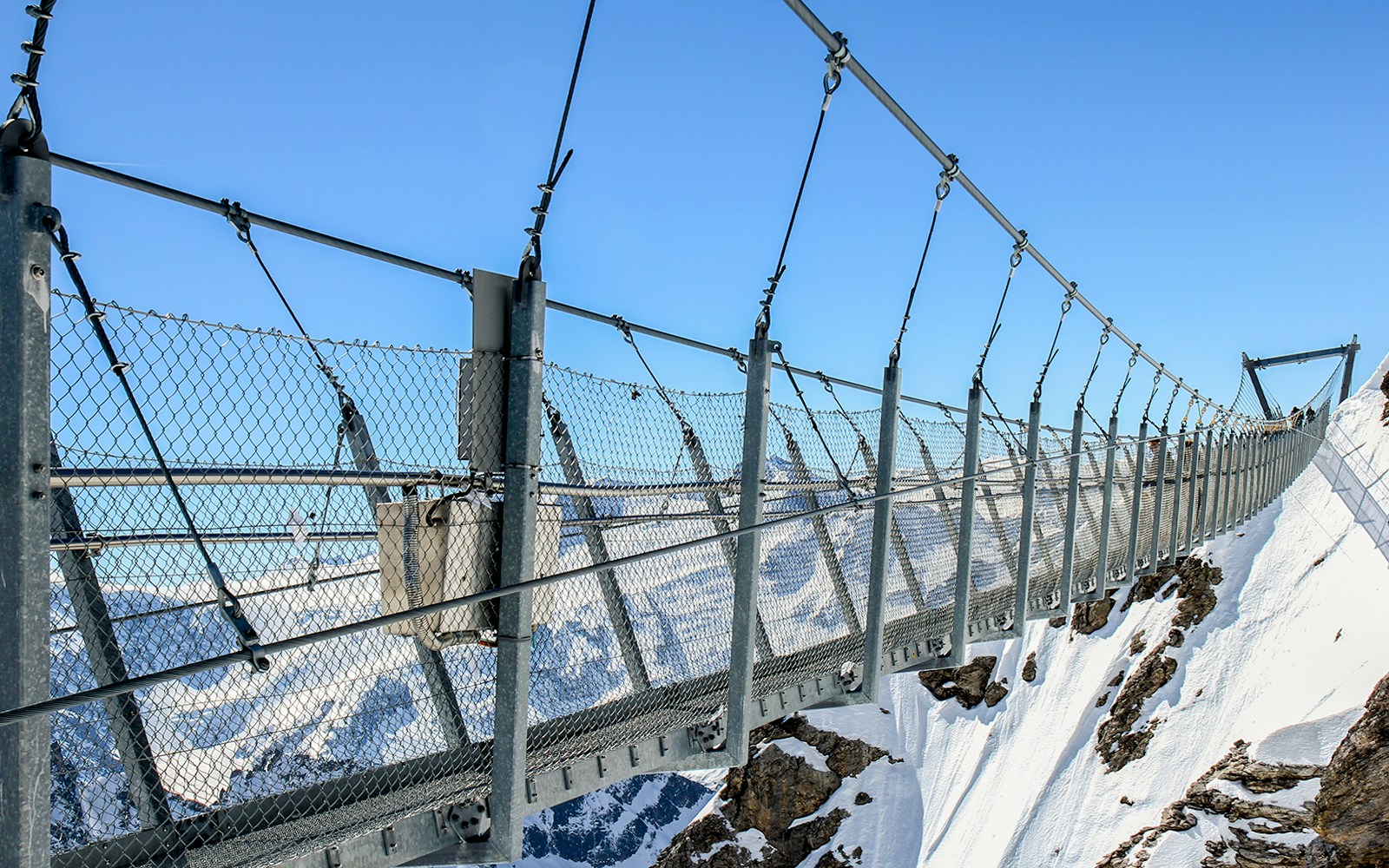 The suspension bridge - Titlis mountain cliff walk