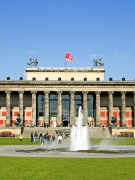 Altes Museum in Berlin with fountain and visitors in the foreground.