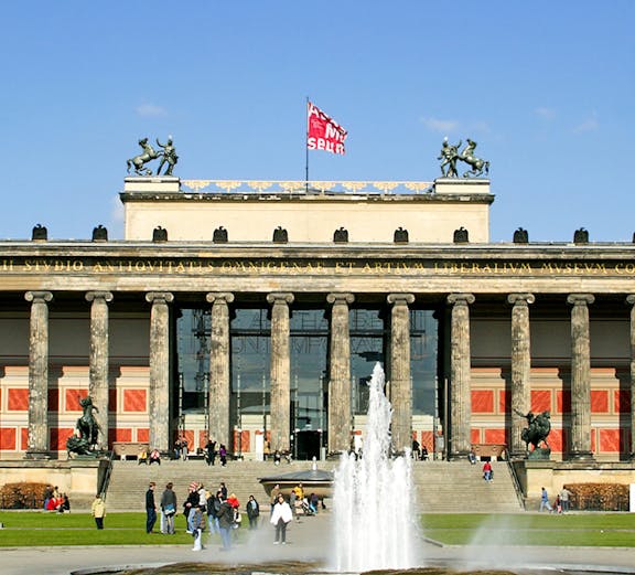 Altes Museum in Berlin with fountain and visitors in the foreground.