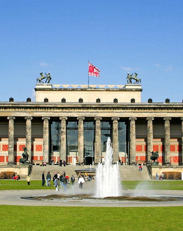 Altes Museum in Berlin with fountain and visitors in the foreground.