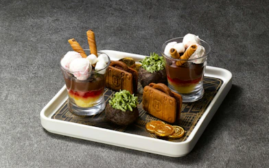 Delicate desserts with chocolate, cookies, and gold coins at Backlot Cafe, Warner Bros. Studio Tour Tokyo.