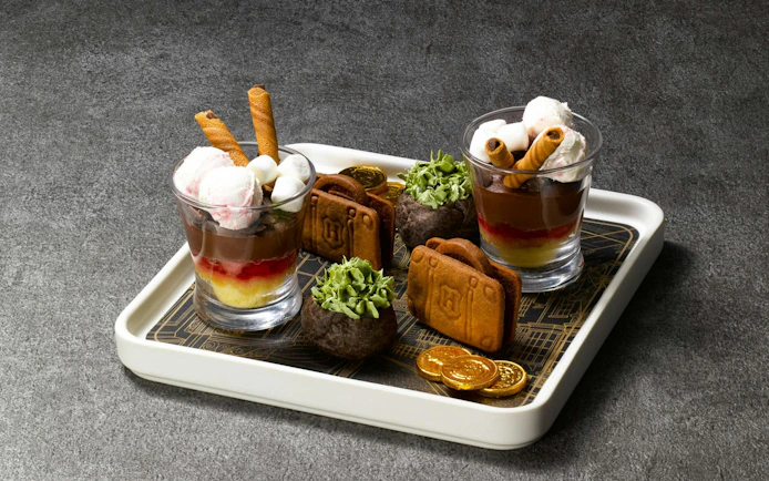 Delicate desserts with chocolate, cookies, and gold coins at Backlot Cafe, Warner Bros. Studio Tour Tokyo.