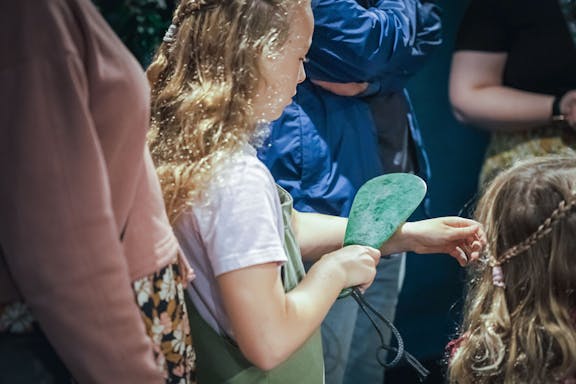 30-minute guided tour of jade carving rotorua-9