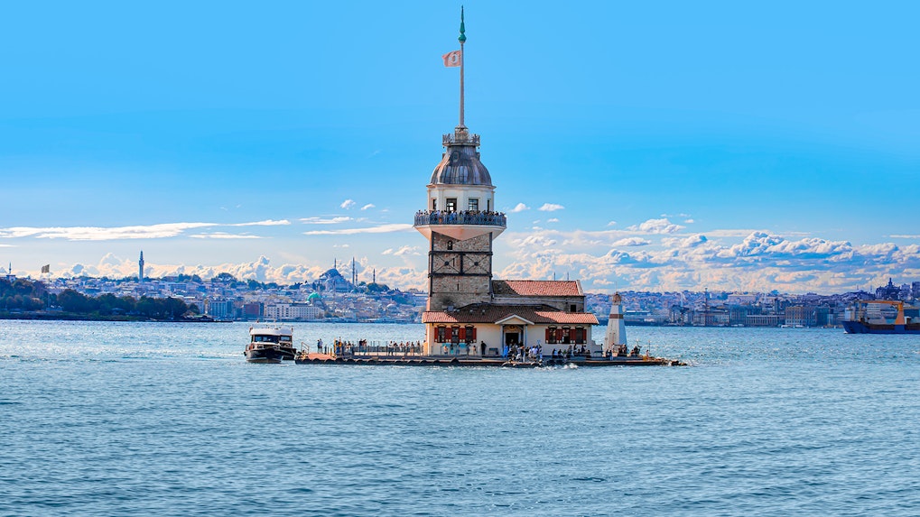 Maiden’s Tower on the Bosphorus with Istanbul skyline in the background, Turkey.