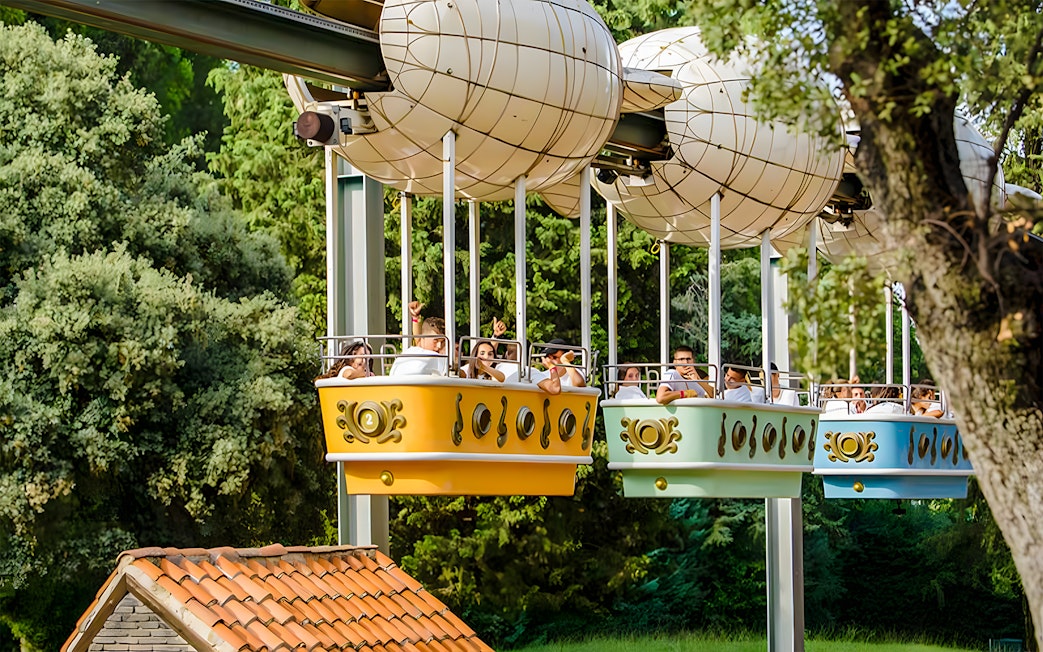 Zeppelin ride at Parque de Atracciones de Madrid with passengers enjoying the view.