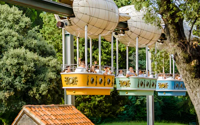 Zeppelin ride at Parque de Atracciones de Madrid with passengers enjoying the view.