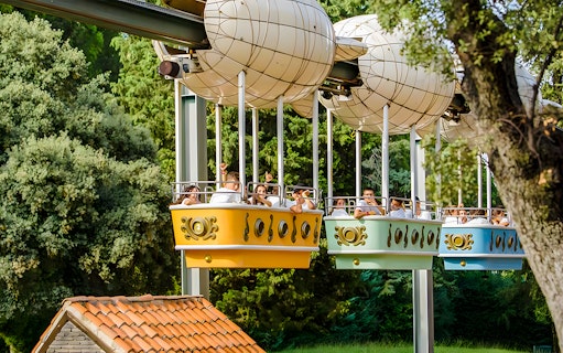 Zeppelin ride at Parque de Atracciones de Madrid with passengers enjoying the view.