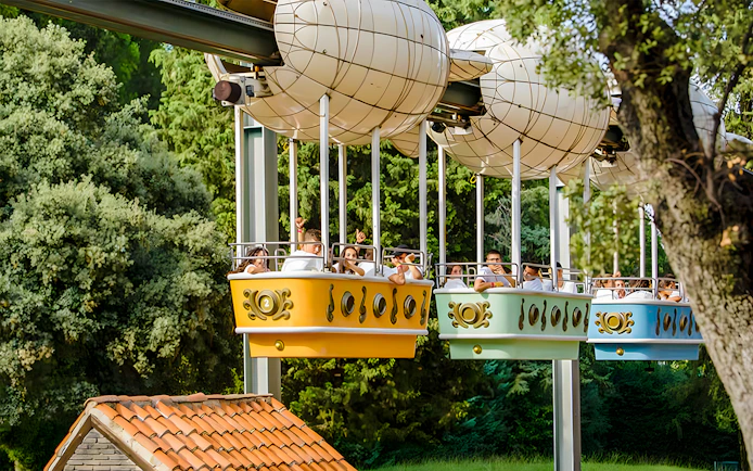 Zeppelin ride at Parque de Atracciones de Madrid with passengers enjoying the view.