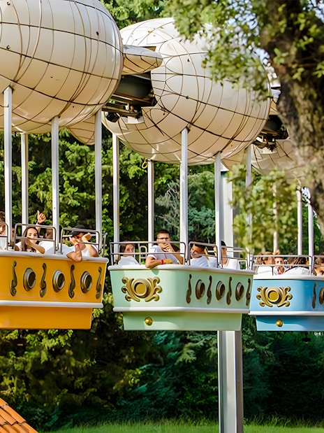 Zeppelin ride at Parque de Atracciones de Madrid with passengers enjoying the view.