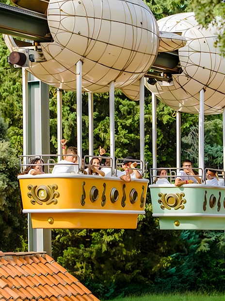Zeppelin ride at Parque de Atracciones de Madrid with passengers enjoying the view.