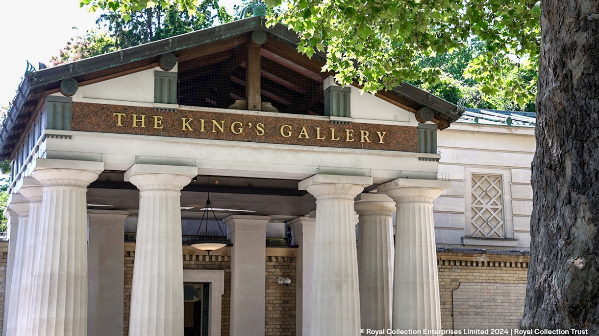 Entrance to The King's Gallery at Buckingham Palace with columns and trees.