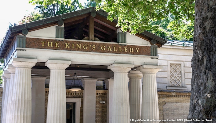 Entrance to The King's Gallery at Buckingham Palace with columns and trees.