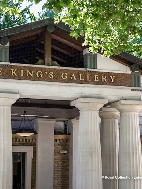 Entrance to The King's Gallery at Buckingham Palace with columns and trees.
