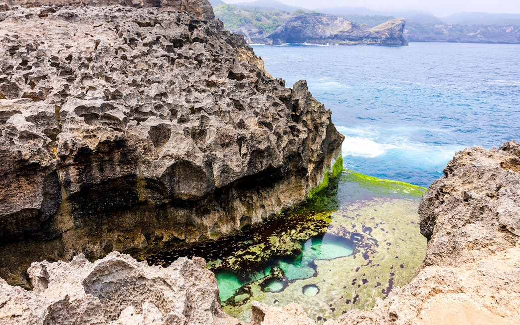 Angel’s Billabong natural pool with turquoise water and rocky cliffs in Nusa Penida, Indonesia.
