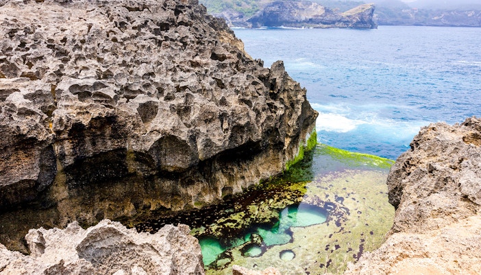 Angel’s Billabong natural pool with turquoise water and rocky cliffs in Nusa Penida, Indonesia.