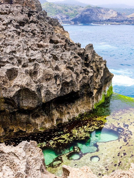 Angel’s Billabong natural pool with turquoise water and rocky cliffs in Nusa Penida, Indonesia.