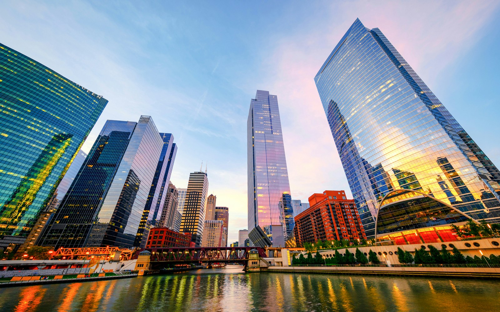 Chicago River architecture boat tour with city skyline in the background.
