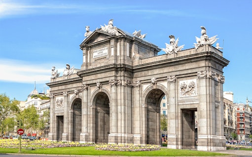 Puerta de Alcalá in Madrid, part of guided tour with Prado Museum entry.
