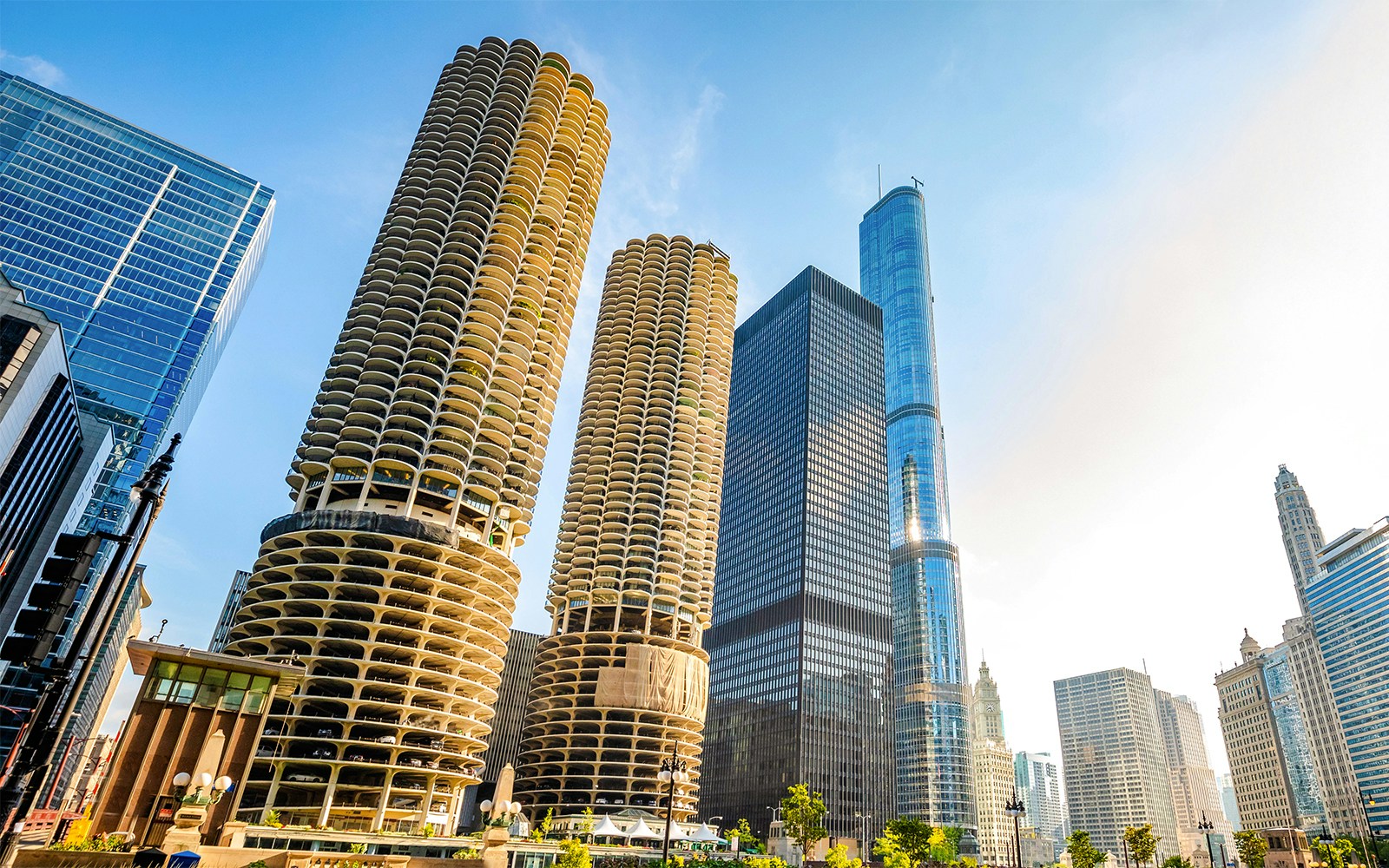 Marina City towers and Chicago skyline under a clear blue sky.