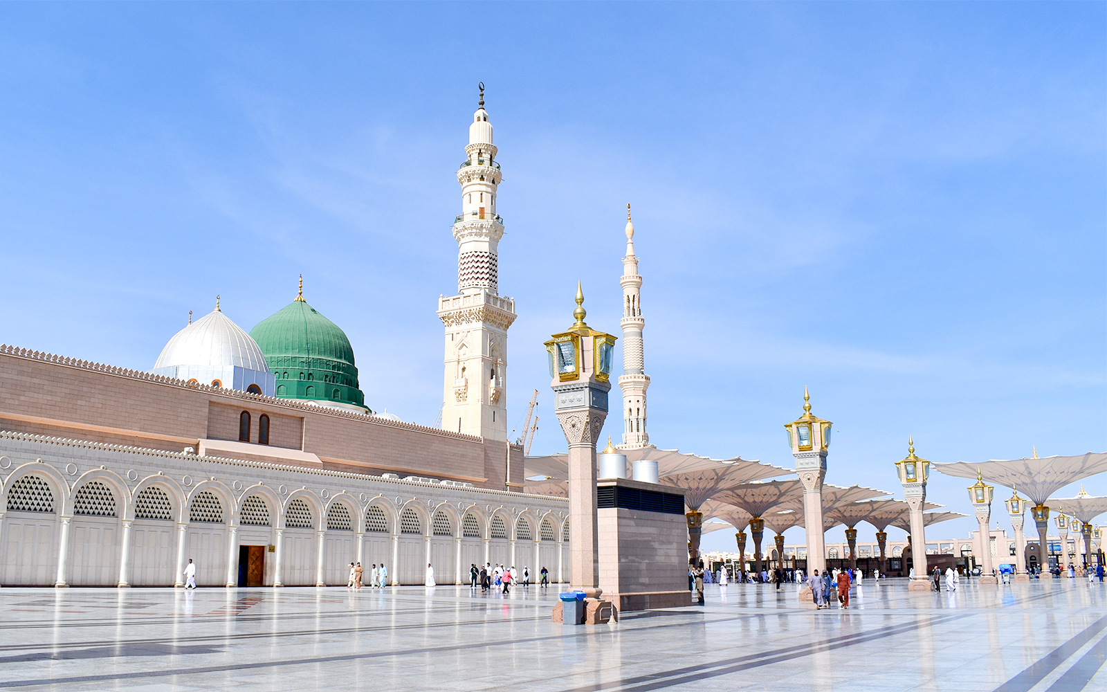 Al-Masjid an-Nabawi courtyard with green dome and minarets, Medina, Saudi Arabia.