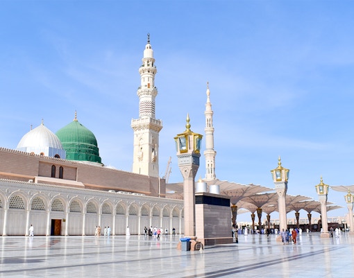 Al-Masjid an-Nabawi courtyard with green dome and minarets, Medina, Saudi Arabia.