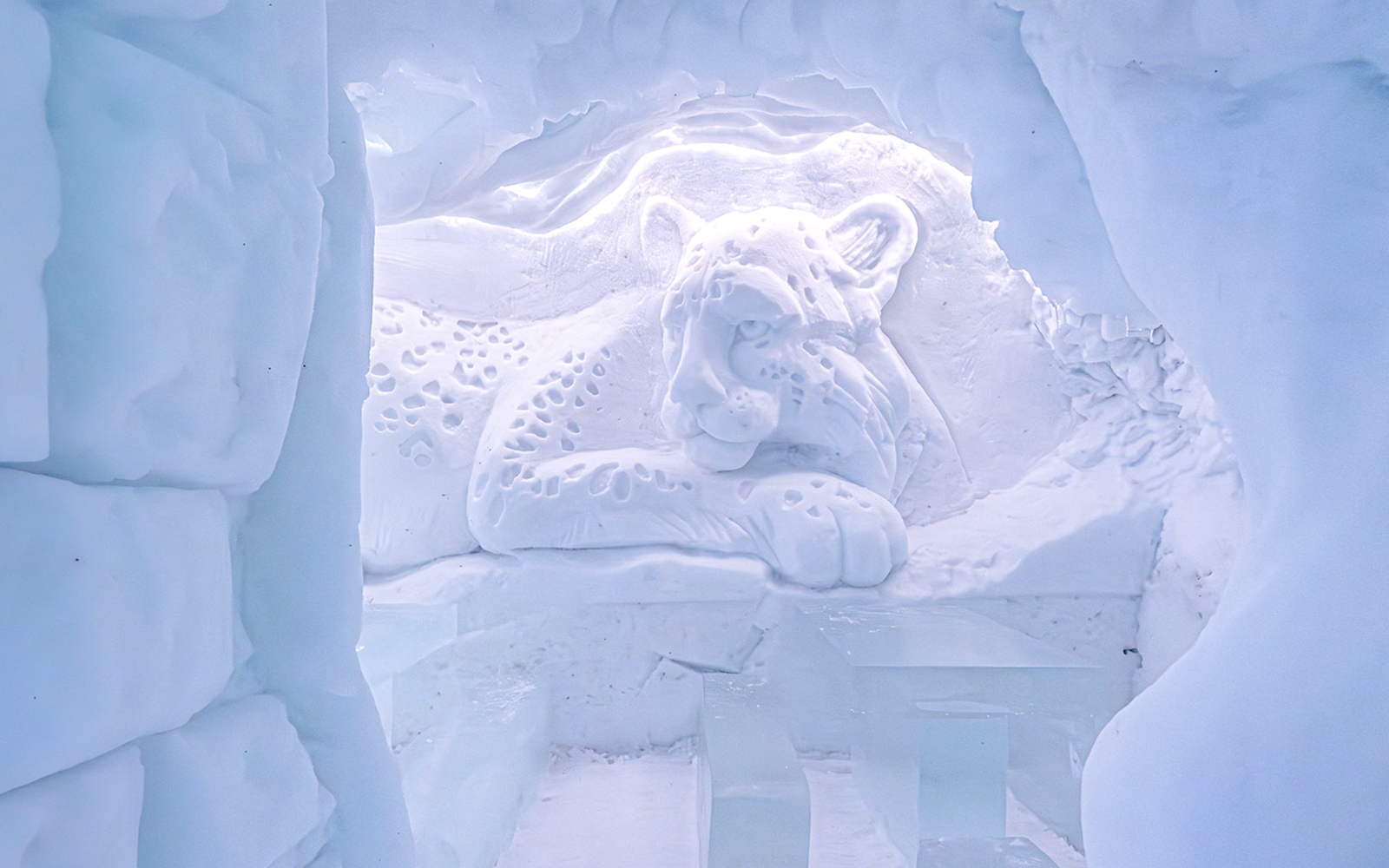 Snow leopard sculpture at Snowman World, Santa Claus Village.