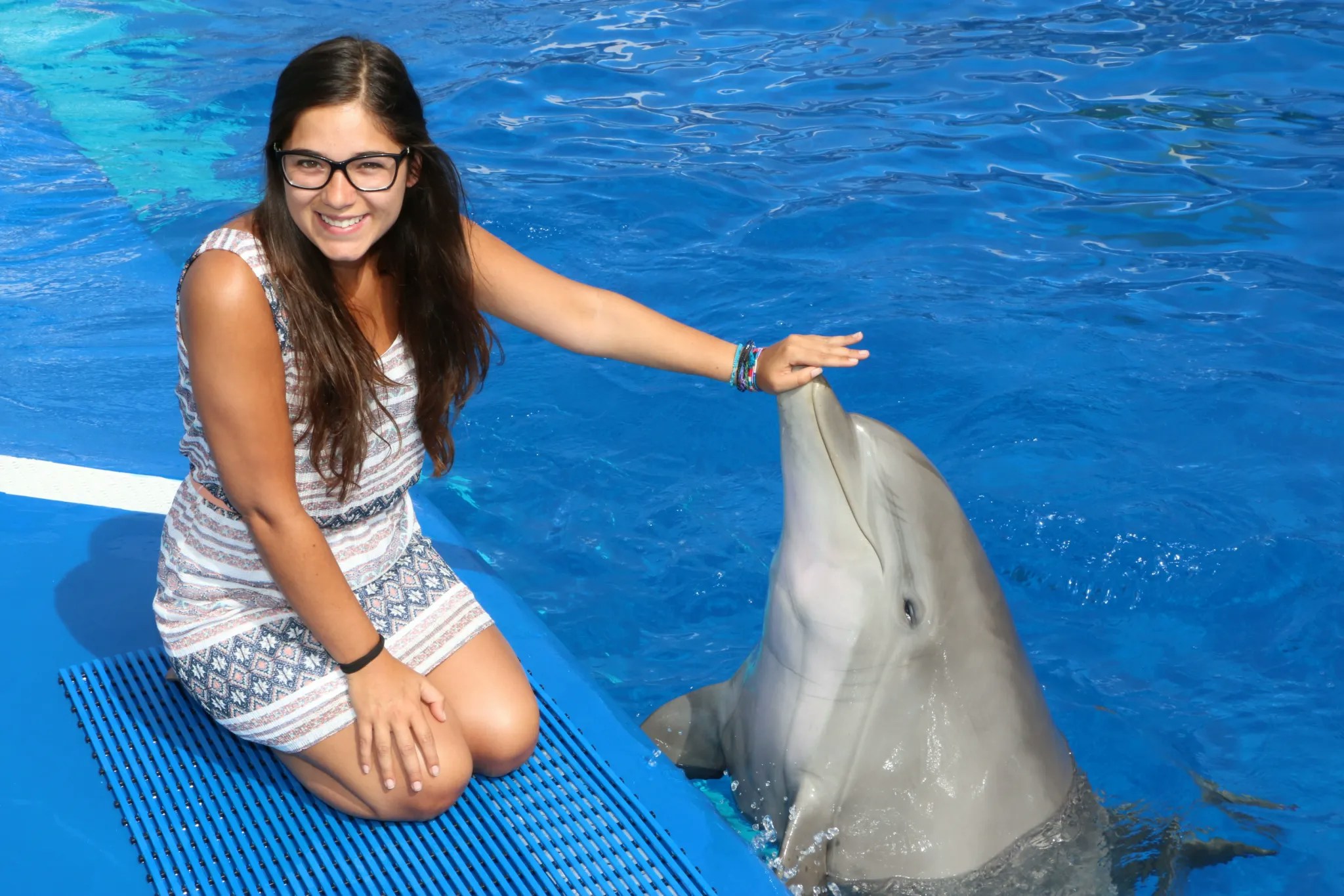 Kid interacting with a dolphin at Marineland Mallorca.