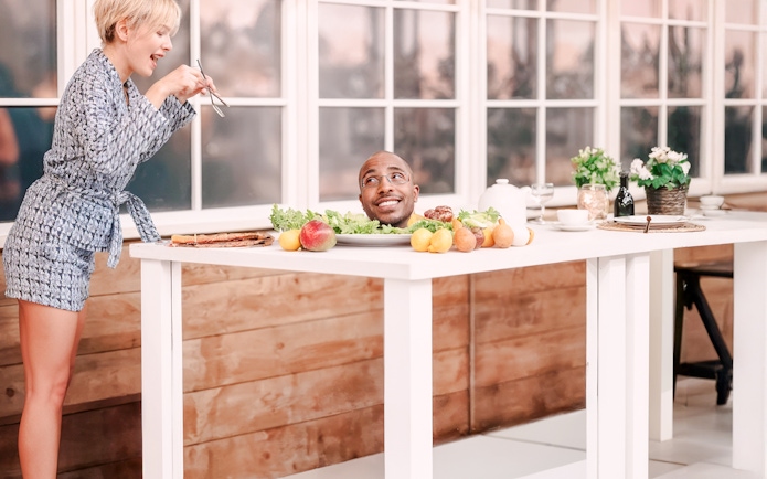 Head on platter optical illusion at Paradox Museum Paris exhibit.