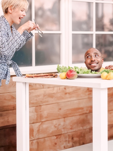 Head on platter optical illusion at Paradox Museum Paris exhibit.