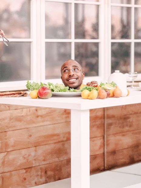 Head on platter optical illusion at Paradox Museum Paris exhibit.