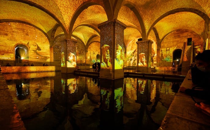 Projections of Egyptian pharaohs in a vaulted chamber at Misterioso Egito, Lisbon.