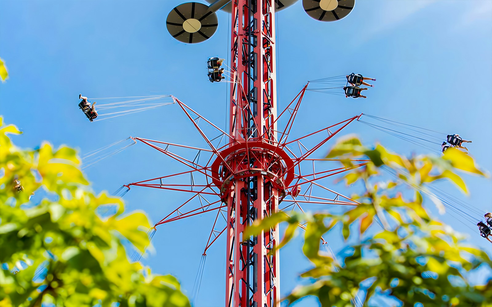 Parque de Atracciones de Madrid Star Flyer ride with panoramic city views.