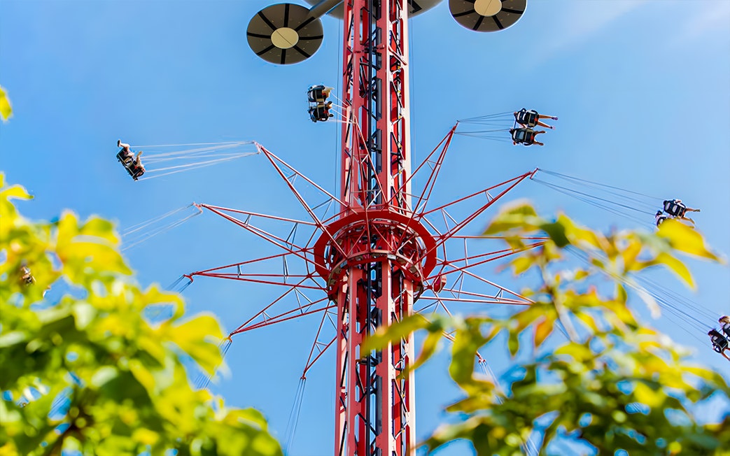 Star Flyer ride at Parque de Atracciones de Madrid with people swinging high in the air.