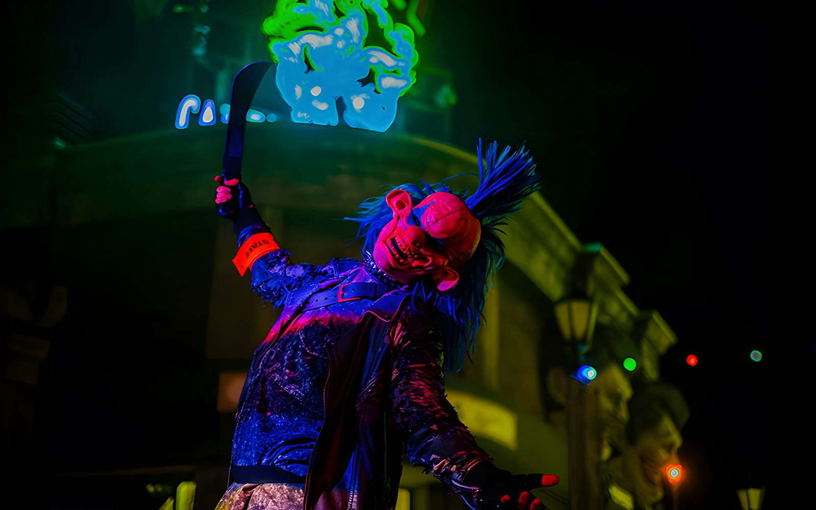 Clown with a machete at Parque Warner Madrid Halloween event.