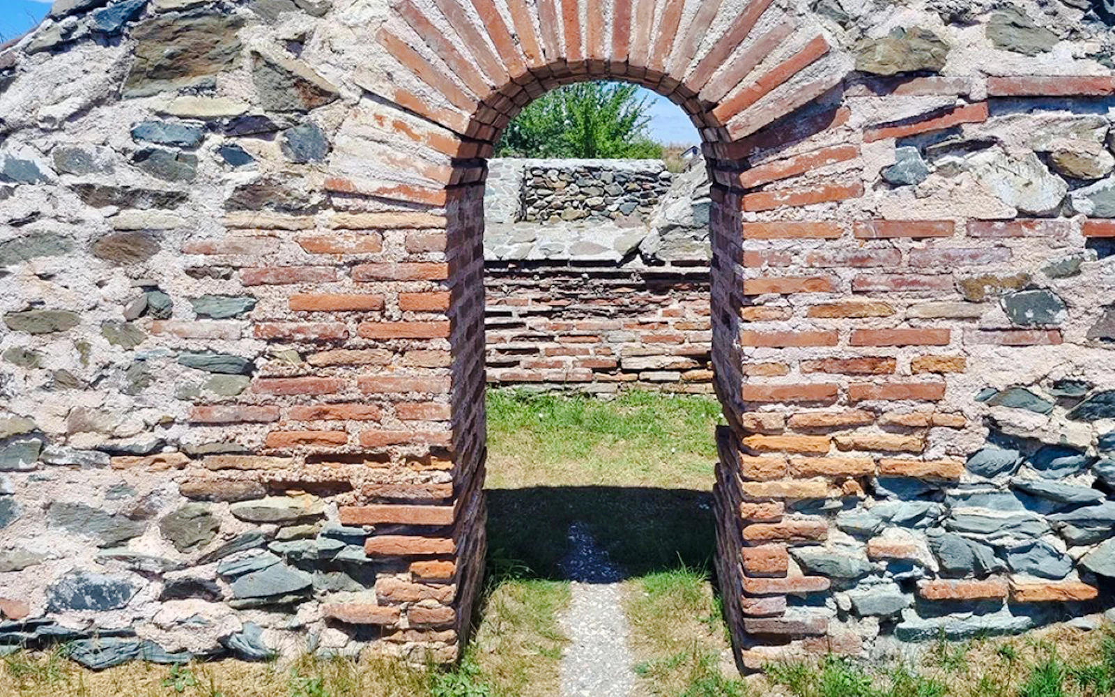 From Constanta: Histria Fortress and Winery Guided Tour with Sunset Wine Tasting and Bonfire