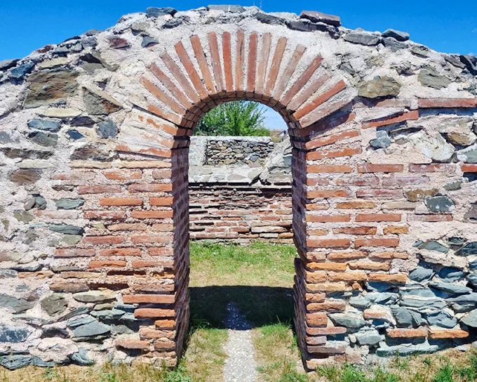 From Constanta: Histria Fortress and Winery Guided Tour with Sunset Wine Tasting and Bonfire